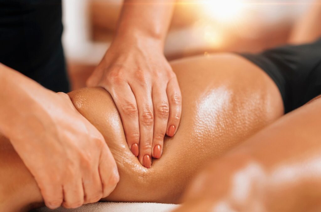 Anti-Cellulite-Massage für die Oberschenkel in einem Schönheitssalon.