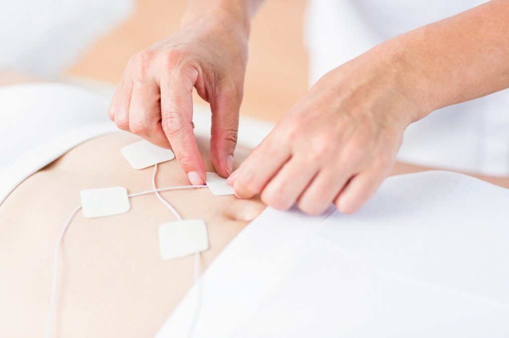 Frau, die eine Elektrotherapie erhält