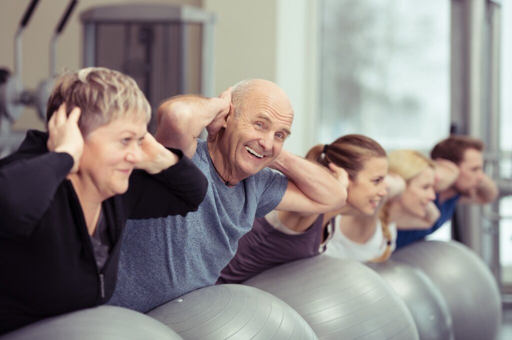 senior macht sport in der gruppe